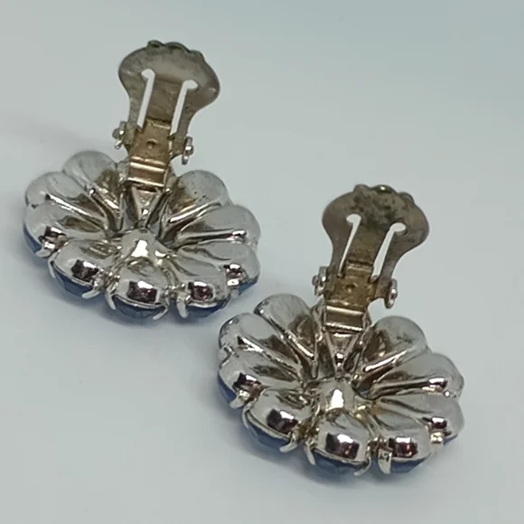 * vintage signed Weiss Blue Teardrop rhinestones cluster flower clip on earrings - Picture 5 of 6